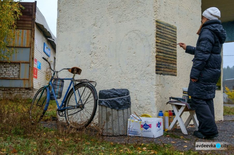 Переселенцы превратили остановки в  одном из поселков  Донетчины в произведения искусства (ФОТО)