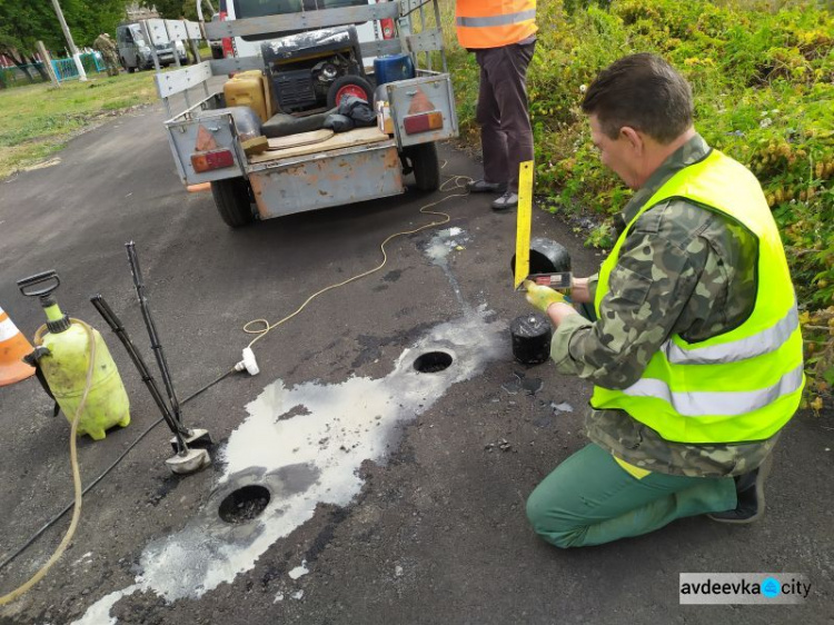 В Авдеевке проверят качество асфальта: пробы нового дорожного покрытия уже отобраны (ФОТОФАКТ)