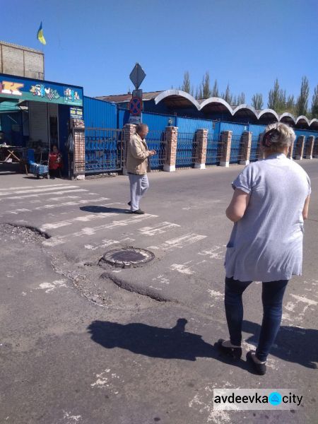 Опасная яма в Авдеевке вынудила обратиться в полицию (ФОТО)
