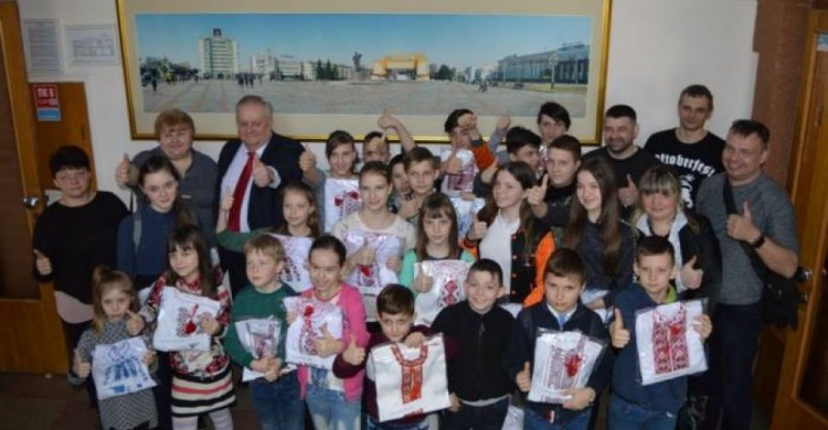 Пасхальные подарки, вышиванки и массу впечатлений привезут школьники из Ровно в Авдеевку (ФОТО + ВИДЕО)