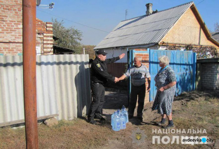 Полиция помогает доставлять питьевую воду в "обезвоженные" прифронтовые поселки под Торецком