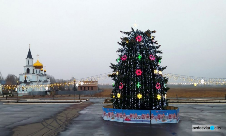 В Авдеевке возле Дворца культуры засияла новогодними огнями ёлка-героиня
