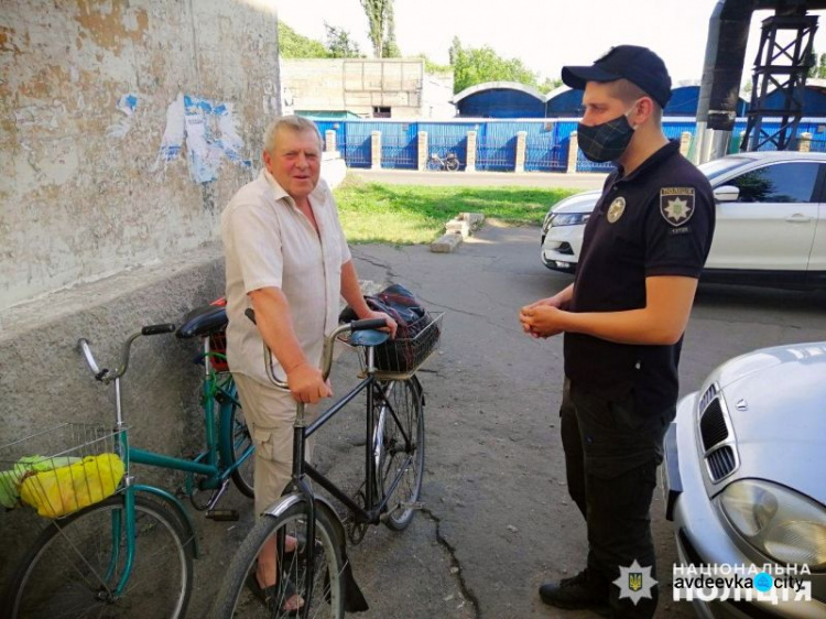 В Авдеевке полицейские напомнили велосипедистам правила дорожного движения