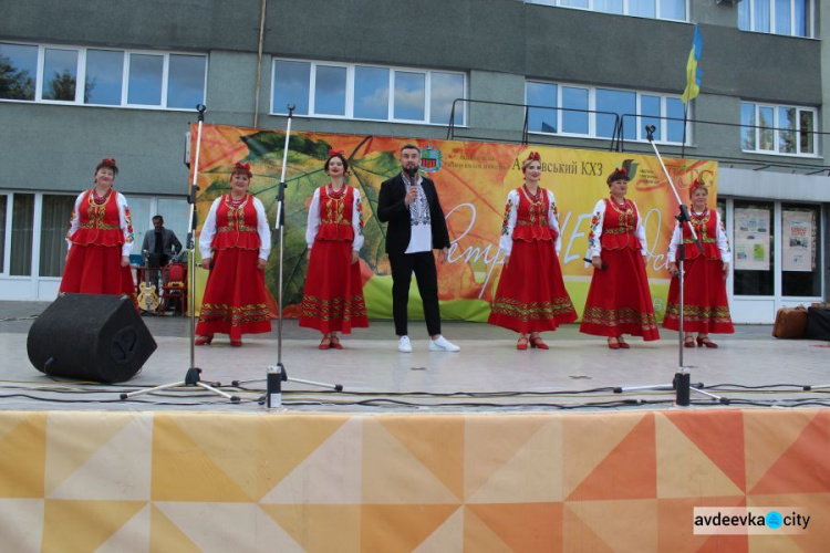В Авдеевке впервые для горожан преклонного возраста провели яркий масштабный фестиваль «Ретро NEW осень» (ВИДЕО)