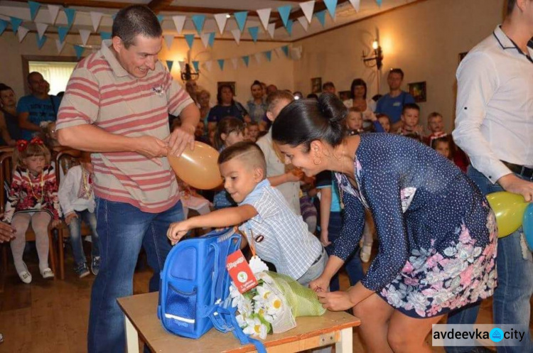 В Авдеевке первоклассникам торжественно вручили школьные портфели (ФОТО)