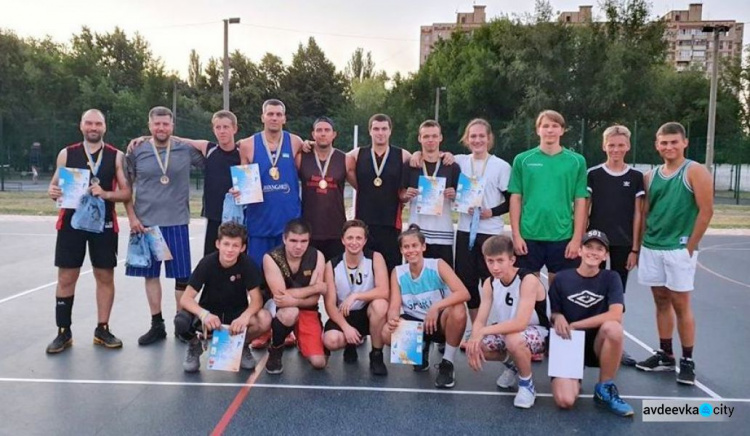 В Авдеевке прошел турнир по стритболу для взрослых и детей