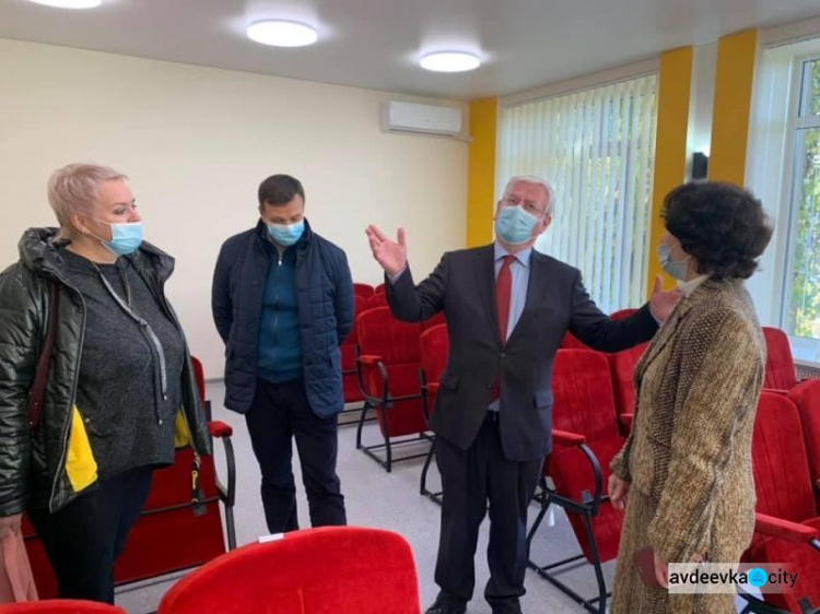 Специальный представитель ЕС по правам человека Эймон Гилмор посетил обновленную музыкальную школу