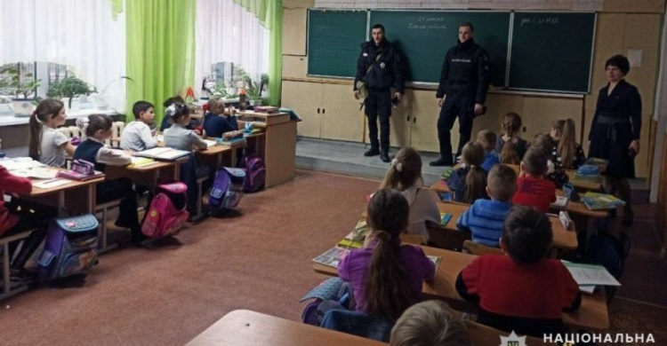 В Авдеевке правоохранители продолжают знакомить школьников с дорожной грамотой