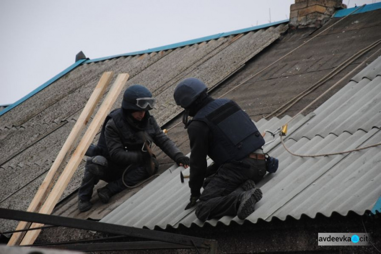 Спасатели дом за домом восстанавливают пострадавшую от обстрелов Авдеевку (ФОТО)