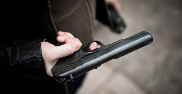 Полицейские Донецкой области за сутки пять раз изымали опасные "сувениры": пистолет, гранаты, порох