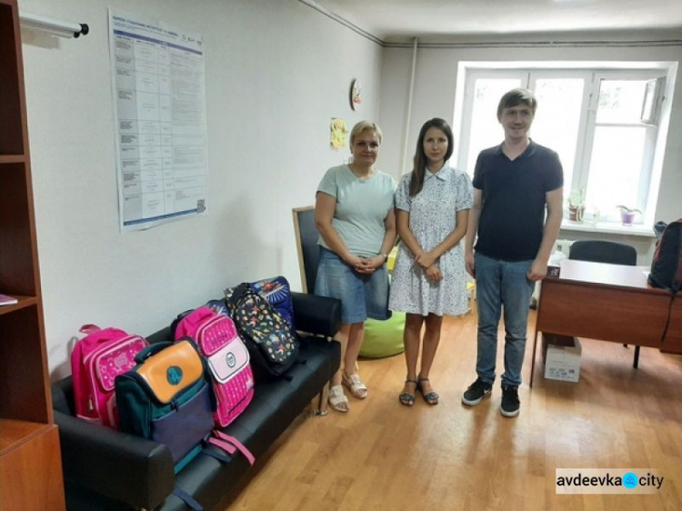 Представники благодійного фонду «Єдність за майбутнє» подарували авдіївським родинам рюкзаки з канцтоварами