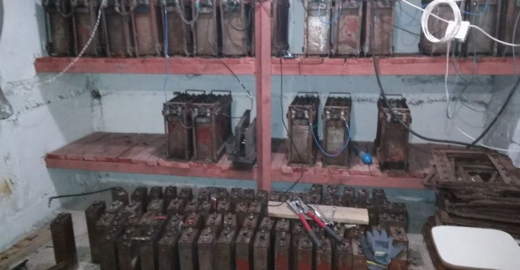 В подвале одного из домов Авдеевки обнаружены 200 "трамвайных" аккумуляторов. Кража или приобретение? (ФОТО)