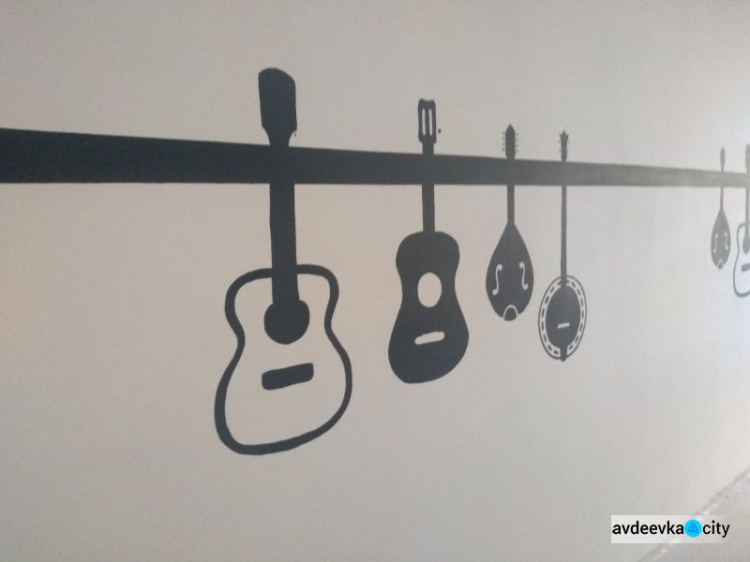В новом помещении авдеевской музыкальной школы художники приступили к росписи стен (ФОТОФАКТ)