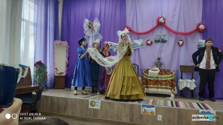 Дети поставили в Авдеевке спектакль «За двумя зайцами» (ФОТО + ВИДЕО)