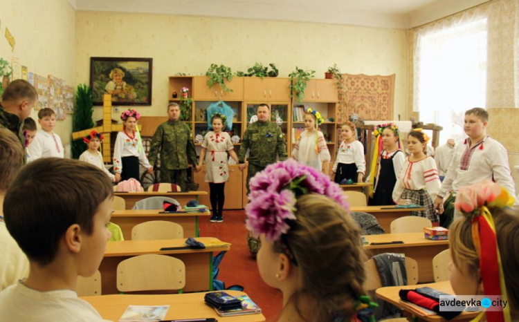 Школьники Авдеевки устроили представление для полицейских (ФОТО)