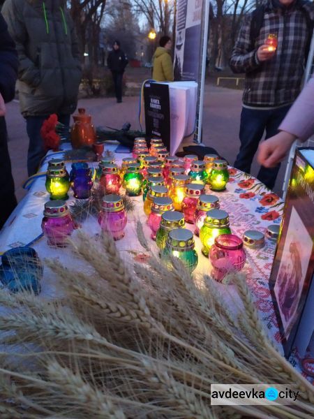 Згадуючи жертв голодоморів: Авдіївка долучилася до акції "Запали свічку" (ФОТО)