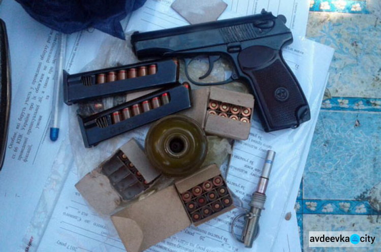 Полиция Донетчины  в ходе спецоперации  изъяла 70 кг взрывчатки, гранаты, гранатометы и тысячи патронов (ФОТО)