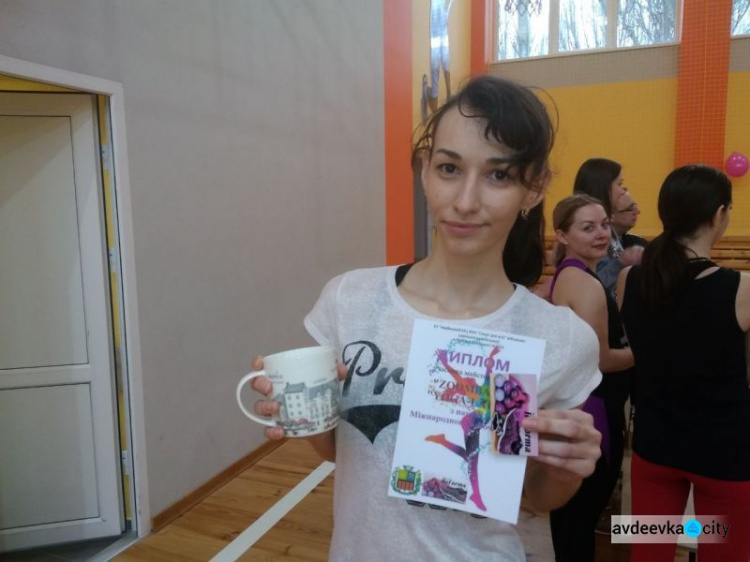 В Авдеевке девушки получили жаркий спортивный подарок (ФОТО)