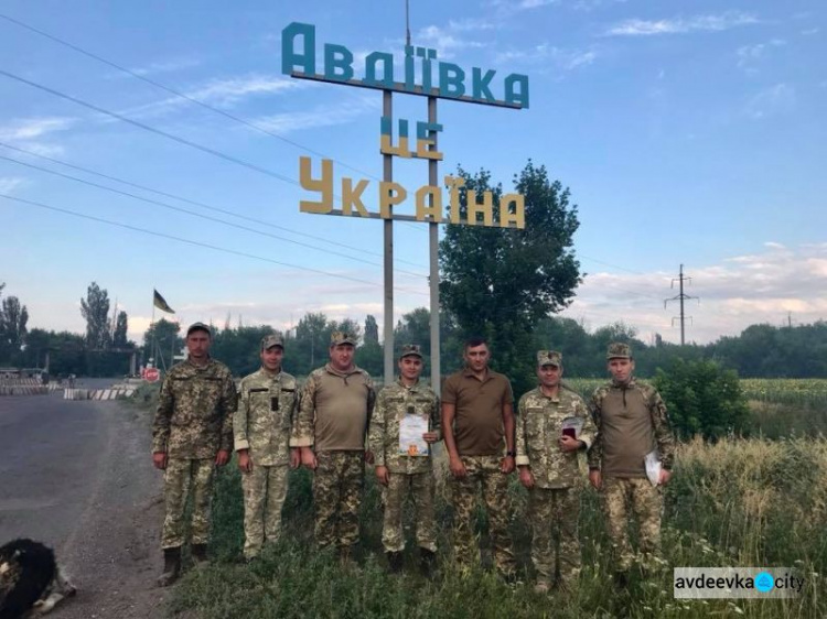 Награждены военнослужащие, задержавшие на блокпосту около Авдеевки подозреваемого в убийстве (ФОТО)