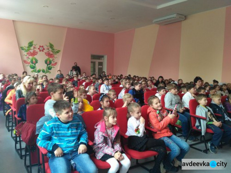 Полтавский театр кукол выступил для авдеевских школьников (ФОТО)