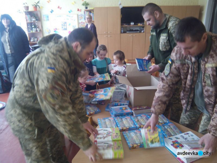 Офицеры Cimic Avdeevka порадовали детей на линии разграничения: появились фото