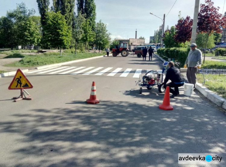 В Авдеевке опробовали новую машину для разметки дорог (ФОТОФАКТ)
