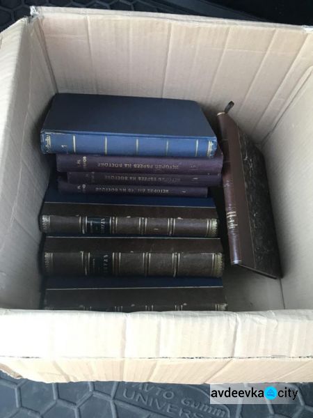 На донбасском КПВВ задержали старинные книги (ФОТО)