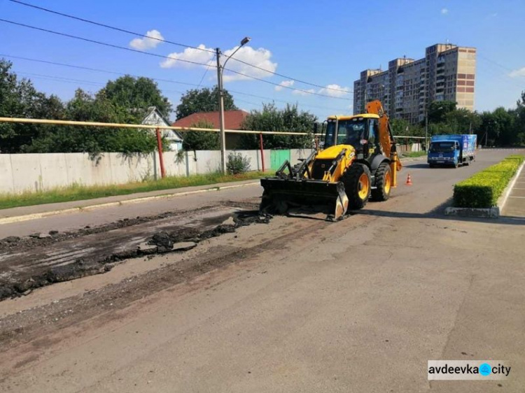 До уваги автоводіїв: на перехресті Грушевського і Комунальної проходить ремонт дороги