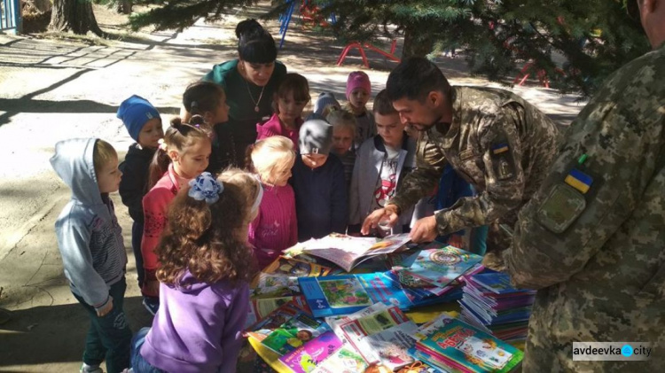 Авдеевские "симики" доставили книги  детям, оптический прицел – военным (ФОТО)