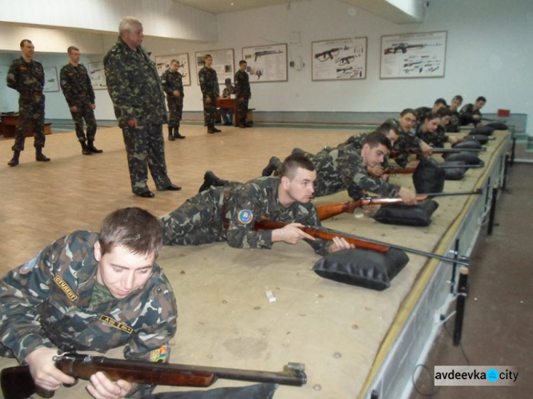 В Україні школярів навчатимуть базових військових навичок