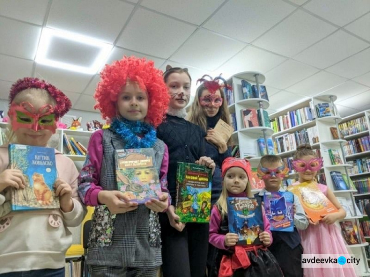Городские библиотекари устроили для юных читателей литературный карнавал