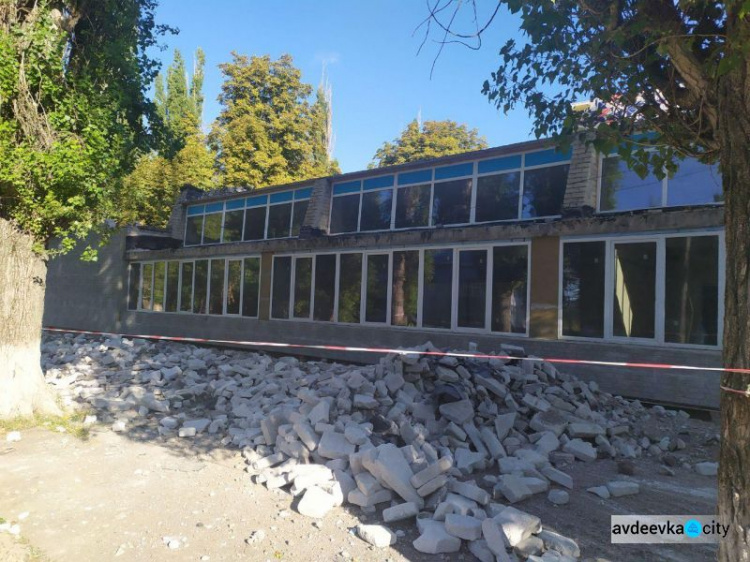 В Авдеевке продолжают ремонтировать опорную школу (ФОТОФАКТ)