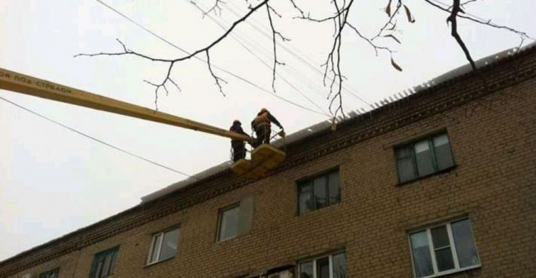 Загрозливі крижані шапки знімають в Авдіївці з дахів будинків (ФОТО)