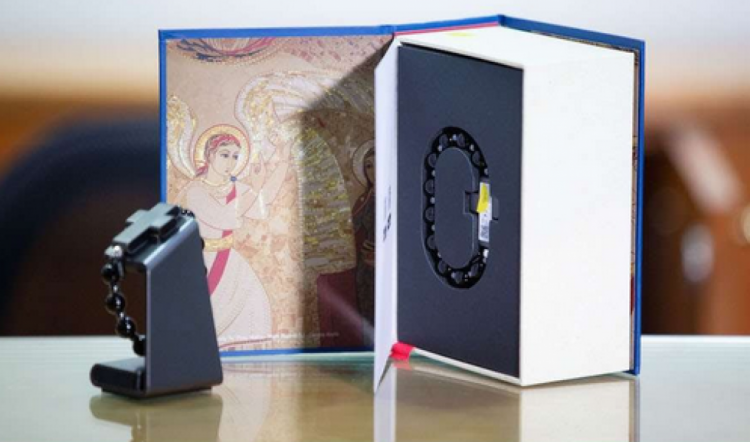Ватикан выпустил электронные четки с умным крестом (ФОТО+ВИДЕО)