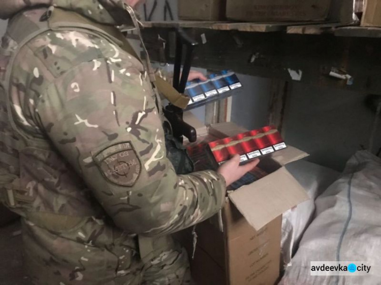 В "серой зоне" в Донецкой области на ферме обнаружен подпольный склад с сигаретами