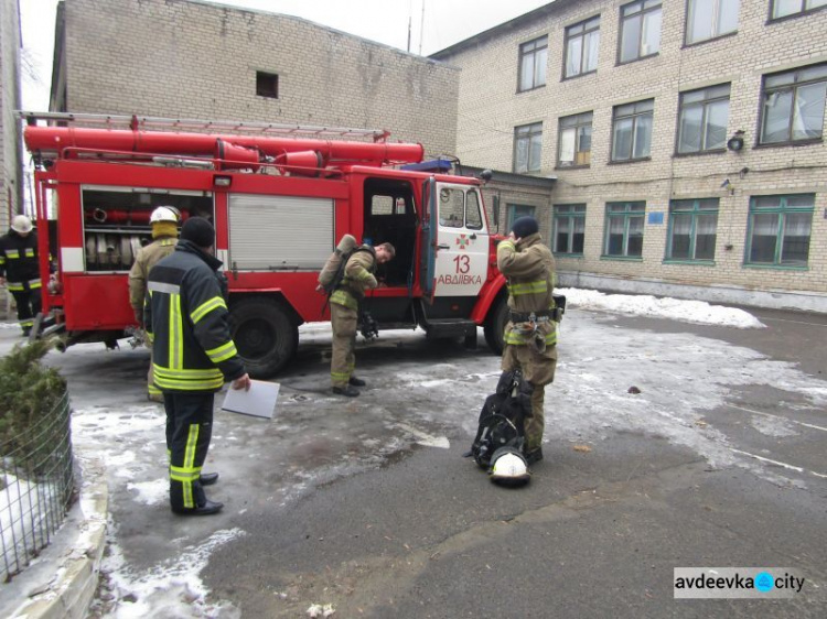 В Авдеевке пожарные проверяют помещения для голосования (ФОТО)