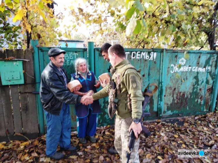 Офицеры Cimic Avdeevka развезли в прифронтовые населенные пункты хлеб, книги и лекарства   (ФОТО)