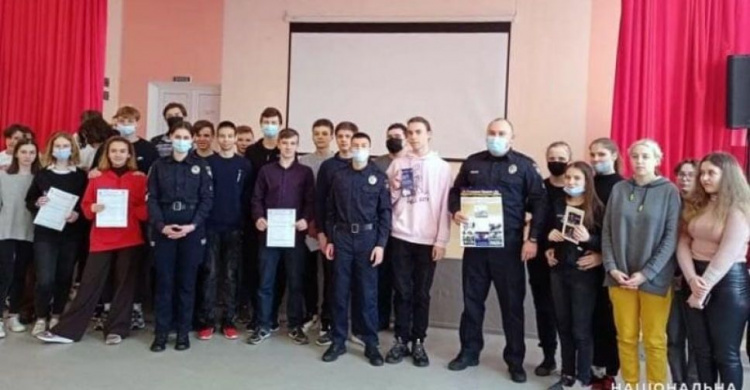 Поліцейські Авдіївки провели профорієнтаційну зустріч з учнями ЗОШ №6