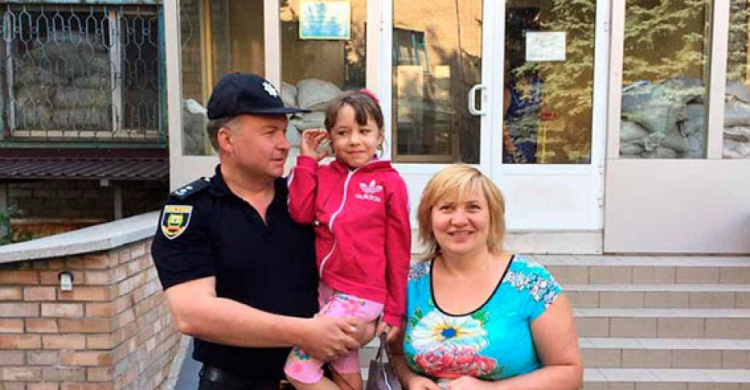 Полицейские и АКХЗ организовали отдых на море для девочки из Авдеевки, потерявшей при обстреле маму (ФОТО)
