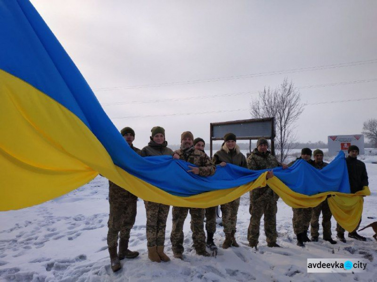 На въезде в Авдеевку реет восьмиметровый флаг Украины (ФОТО) 