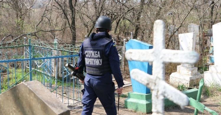 Взрывоопасные кладбища Донбасса: новости от спасателей (ФОТО + ВИДЕО)