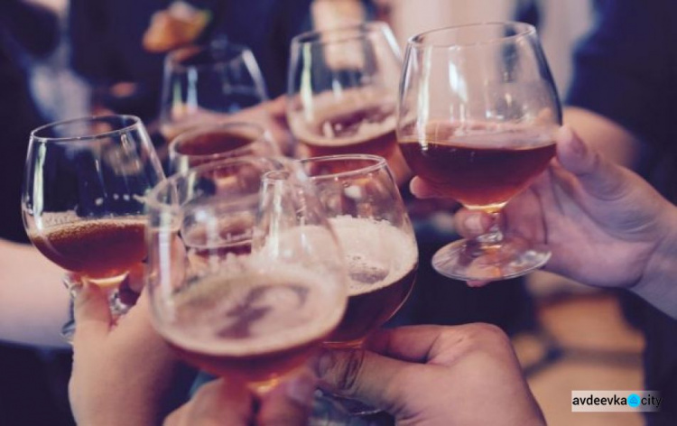 Ученые назвали самый вредный для печени алкоголь: спирта в нем совсем немного