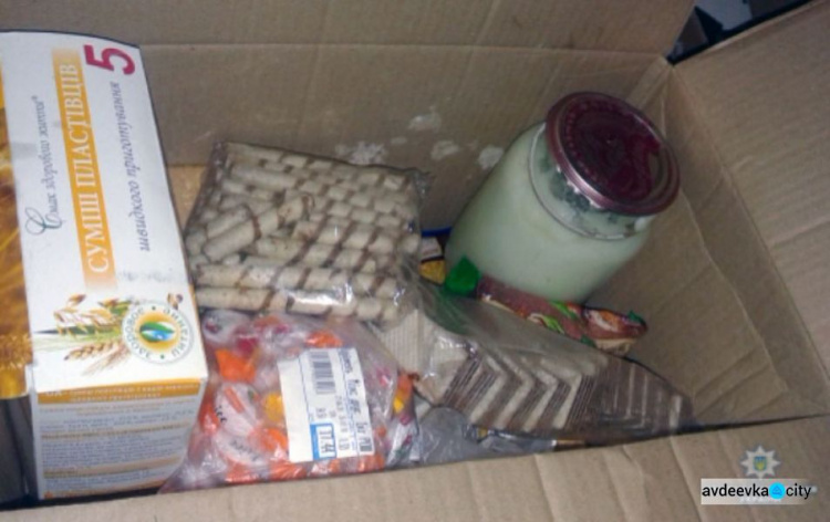 Полицейский "отловили" в службе экспресс-доставки грузов в Авдеевке две посылки с наркотиками (ФОТО) 