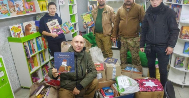 Юні читачі з Авдіївки отримали українські книги від Святого Миколая