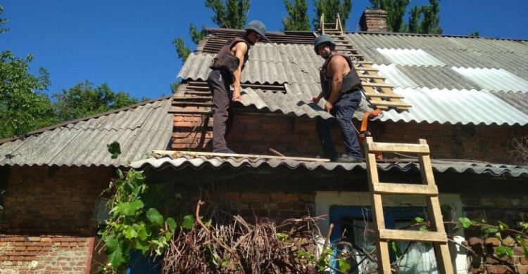 Спасатели ГСЧС подлатали еще несколько поврежденных обстрелами домов (ФОТО)