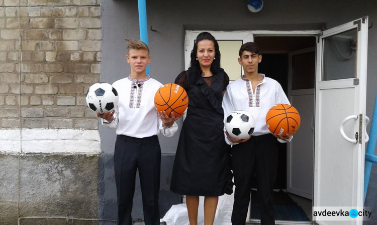 Ряд школ в зоне АТО получил мячи и другой спортинвентарь в рамках гуманитарного проекта (ФОТО)