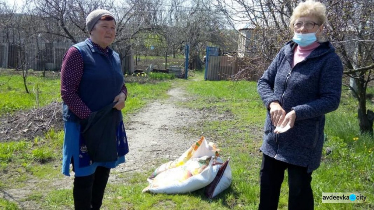 Сотрудники гуманитарного центра Пролиска-Авдеевка доставили в Водяное продукты и медикаменты