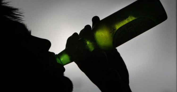 В Авдеевке двое парней попались полиции на распитии пива в неположенном месте