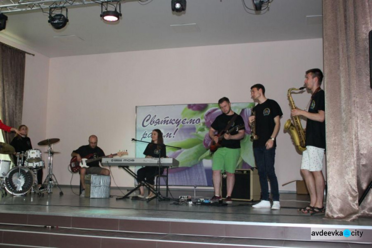 Песнями и юмором порадовали зрителей в Авдеевке львовские артисты (ФОТО)