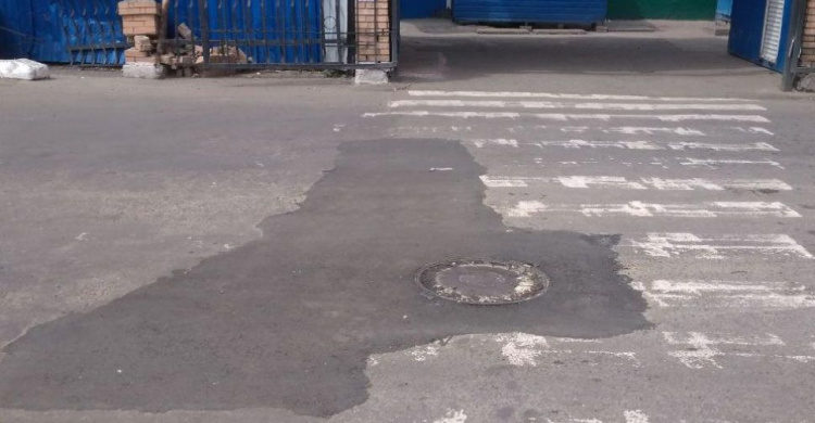 В Авдеевке большую дорожную яму устранили только после звонка в Киев (ФОТО)